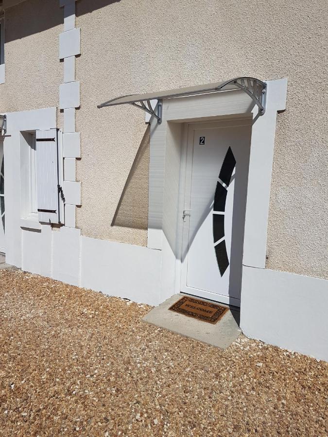 02 - Tres Joli 2 Pieces Avec 3 Lits Pouvant Accueillir Jusqu'A 5 Personnes, Situe Au Rdc Avec Entree Independante, Une Place De Parking Reservee Devant L'Entree Et Terrasse Sur L'Arriere Donnant Sur Parc Arbore, Tout Le Linge De Maison Est Fourni Razac-sur-lʼIsle Kültér fotó