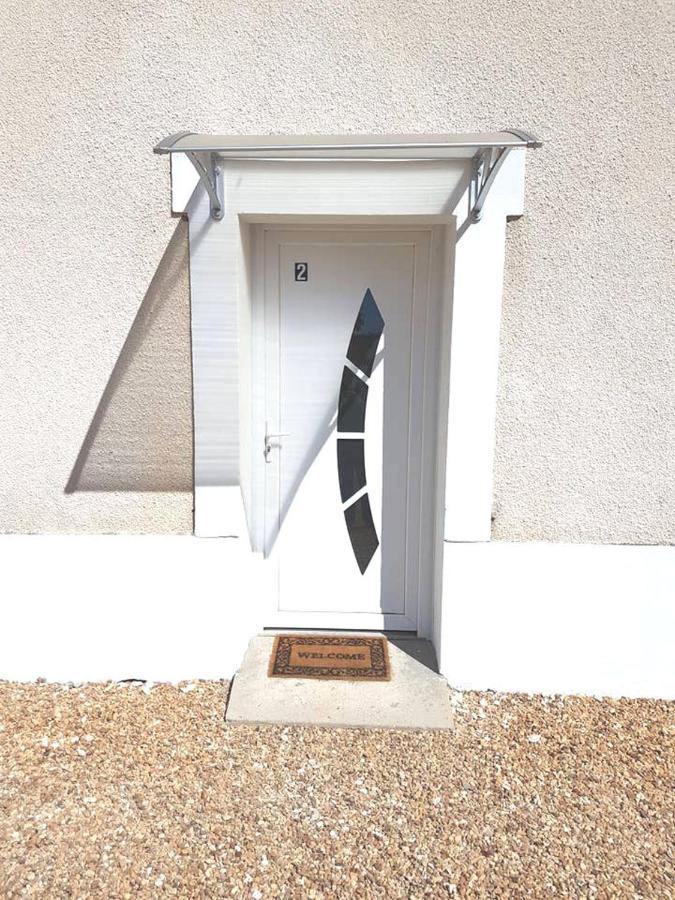 02 - Tres Joli 2 Pieces Avec 3 Lits Pouvant Accueillir Jusqu'A 5 Personnes, Situe Au Rdc Avec Entree Independante, Une Place De Parking Reservee Devant L'Entree Et Terrasse Sur L'Arriere Donnant Sur Parc Arbore, Tout Le Linge De Maison Est Fourni Razac-sur-lʼIsle Kültér fotó
