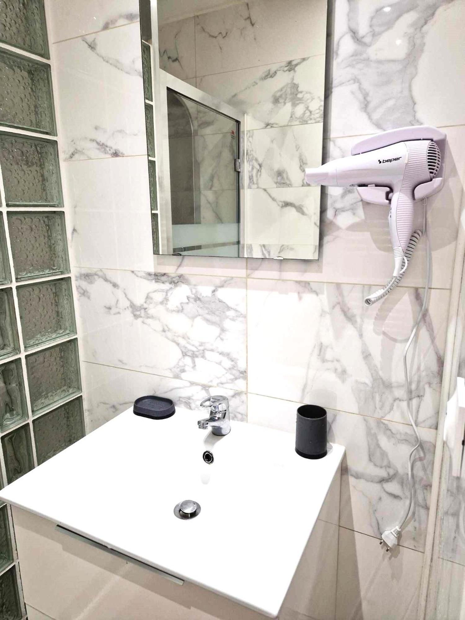 02 - Tres Joli 2 Pieces Avec 3 Lits Pouvant Accueillir Jusqu'A 5 Personnes, Situe Au Rdc Avec Entree Independante, Une Place De Parking Reservee Devant L'Entree Et Terrasse Sur L'Arriere Donnant Sur Parc Arbore, Tout Le Linge De Maison Est Fourni Razac-sur-lʼIsle Kültér fotó