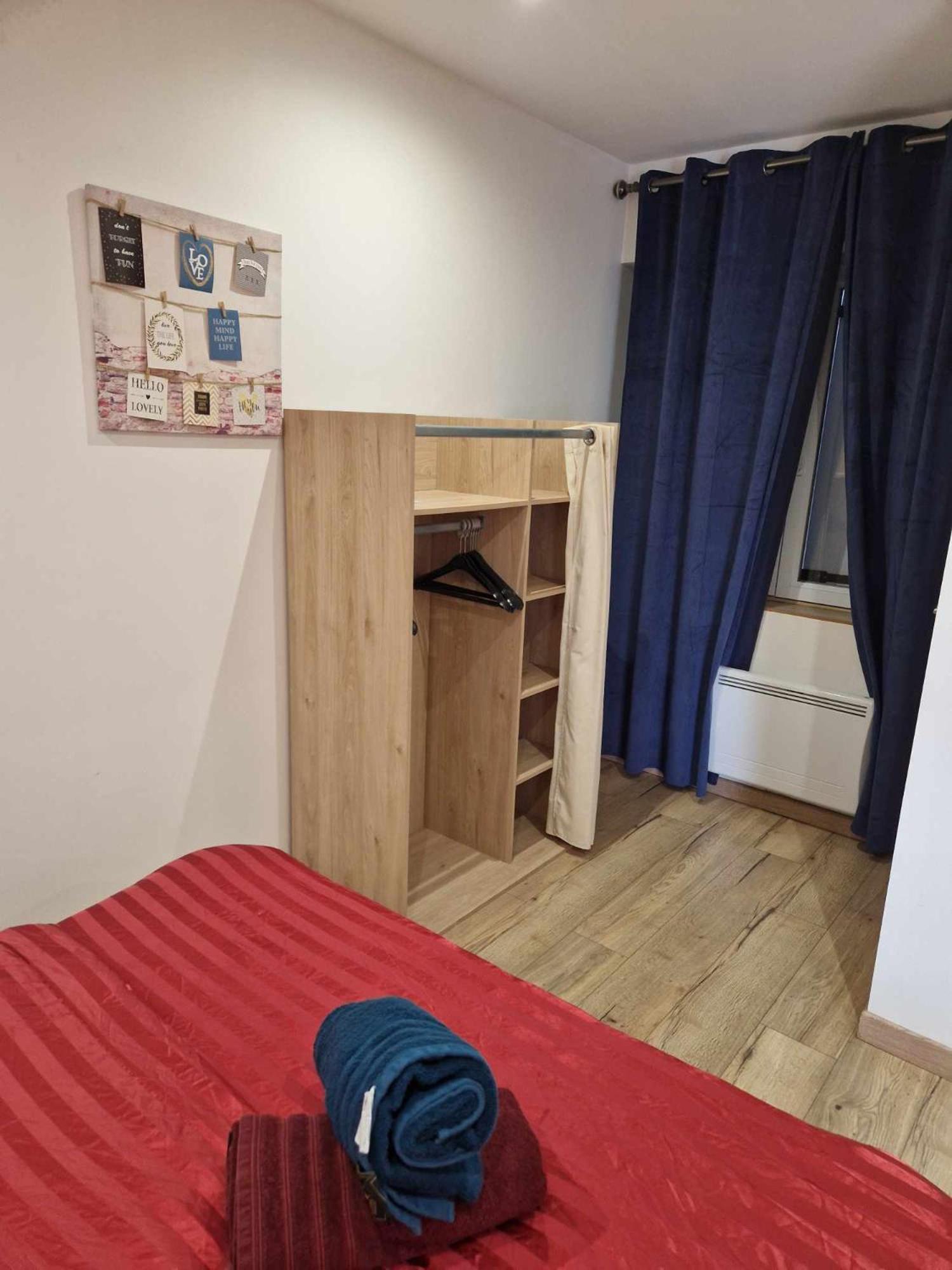 02 - Tres Joli 2 Pieces Avec 3 Lits Pouvant Accueillir Jusqu'A 5 Personnes, Situe Au Rdc Avec Entree Independante, Une Place De Parking Reservee Devant L'Entree Et Terrasse Sur L'Arriere Donnant Sur Parc Arbore, Tout Le Linge De Maison Est Fourni Razac-sur-lʼIsle Kültér fotó