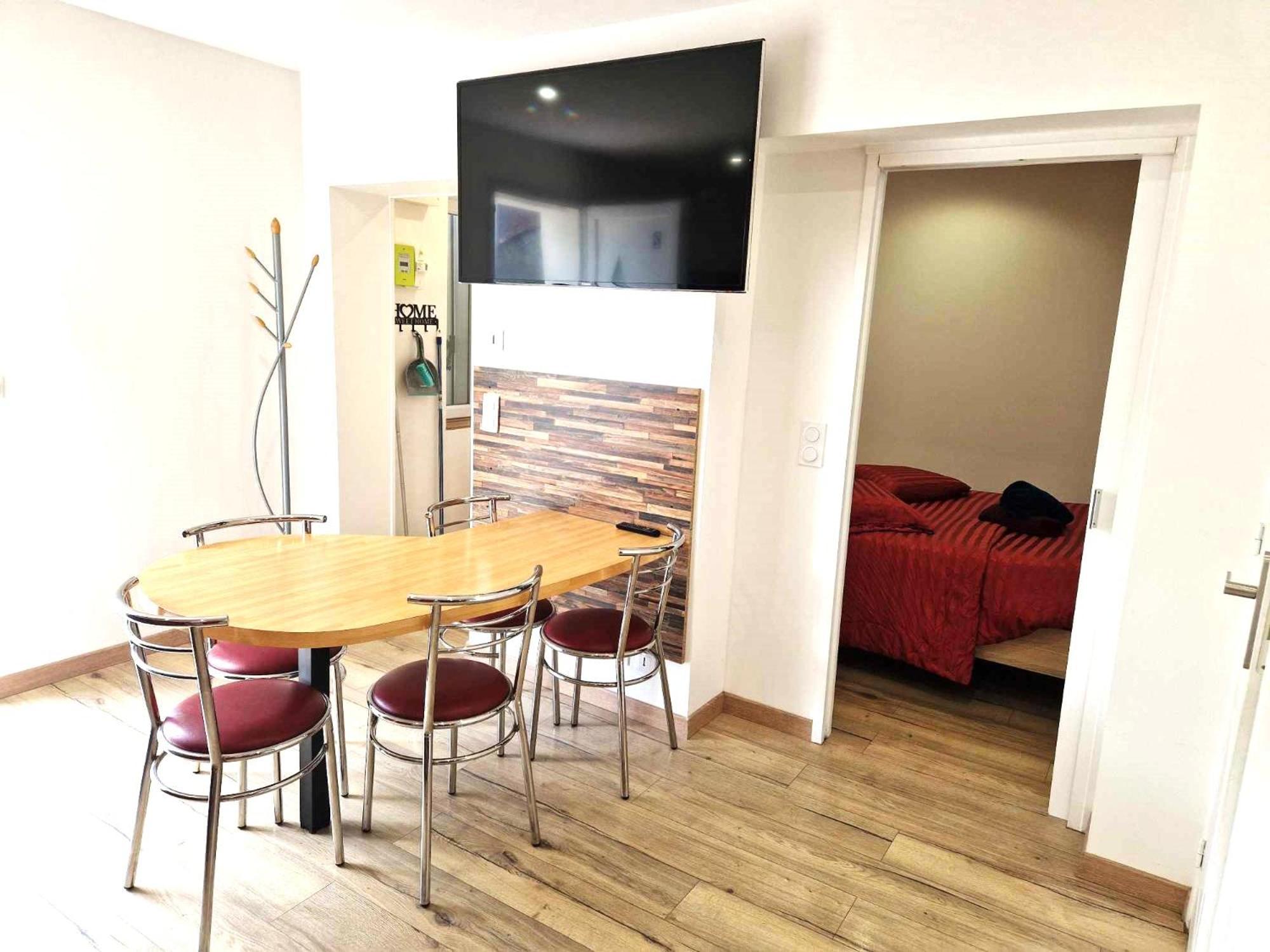 02 - Tres Joli 2 Pieces Avec 3 Lits Pouvant Accueillir Jusqu'A 5 Personnes, Situe Au Rdc Avec Entree Independante, Une Place De Parking Reservee Devant L'Entree Et Terrasse Sur L'Arriere Donnant Sur Parc Arbore, Tout Le Linge De Maison Est Fourni Razac-sur-lʼIsle Kültér fotó