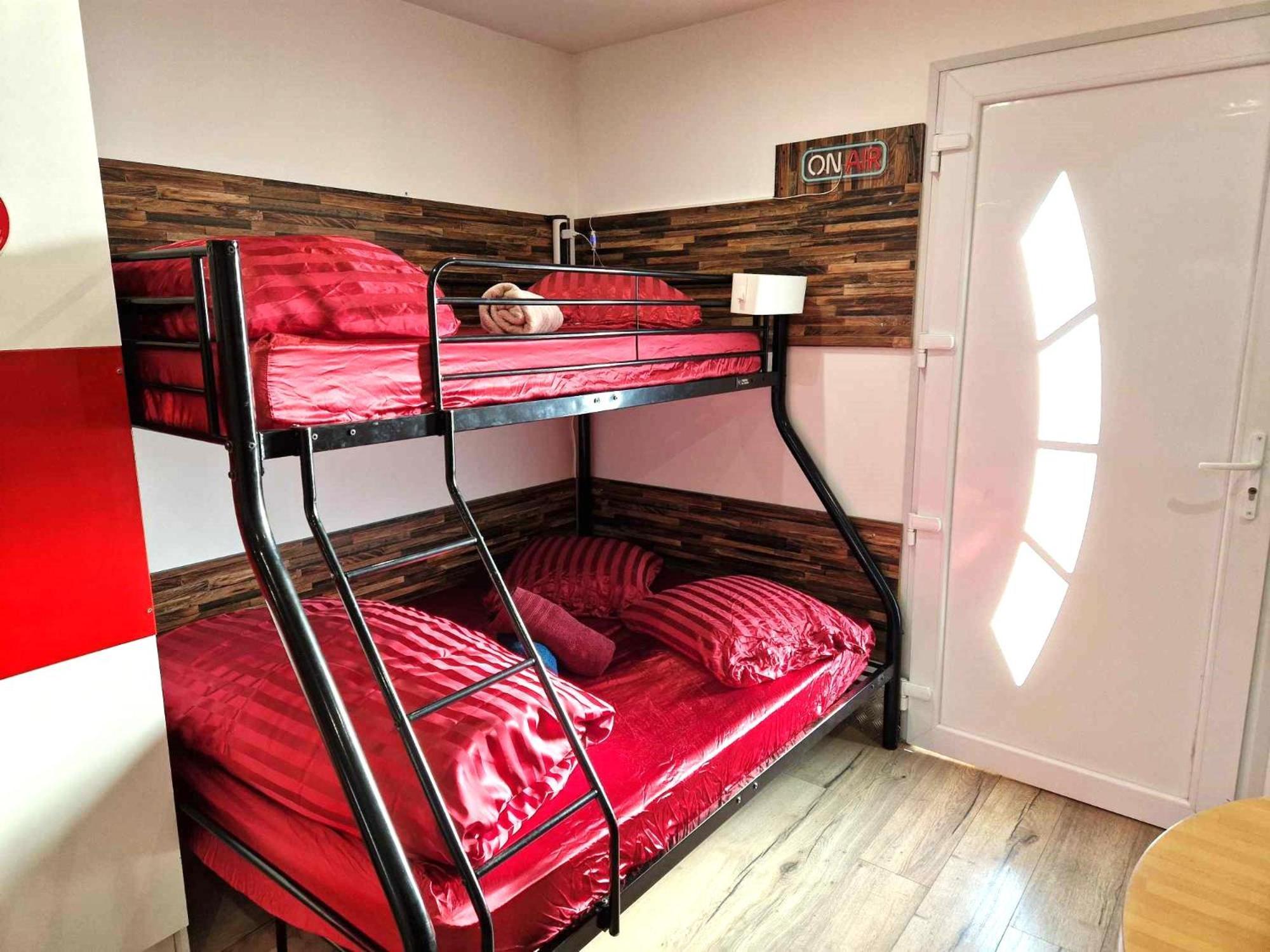 02 - Tres Joli 2 Pieces Avec 3 Lits Pouvant Accueillir Jusqu'A 5 Personnes, Situe Au Rdc Avec Entree Independante, Une Place De Parking Reservee Devant L'Entree Et Terrasse Sur L'Arriere Donnant Sur Parc Arbore, Tout Le Linge De Maison Est Fourni Razac-sur-lʼIsle Kültér fotó